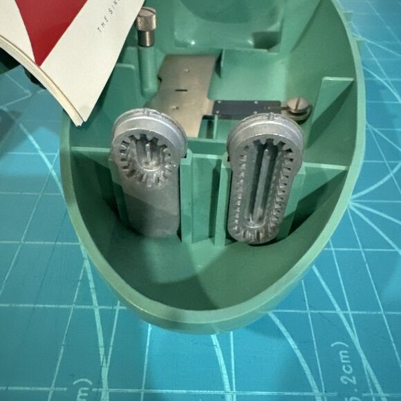 Vintage SINGER Buttonholer - Picture 5 of 6